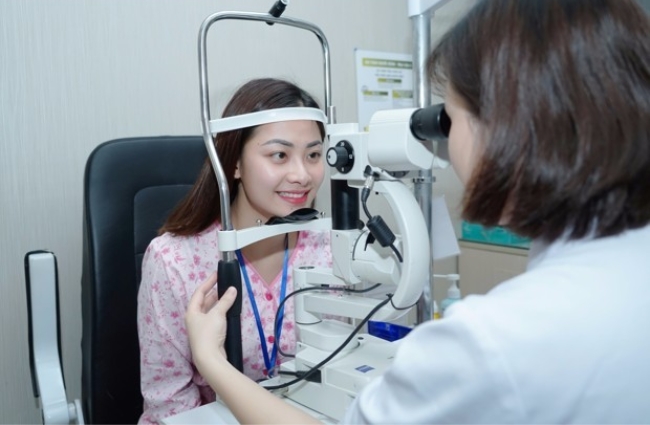 Khám mắt định kỳ mỗi năm 1 lần