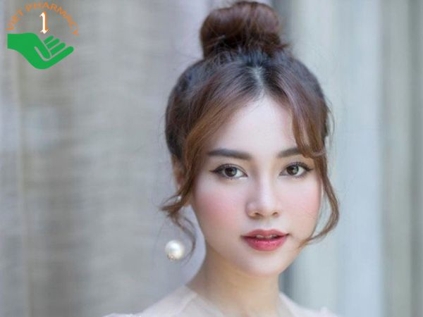 Tóc búi cao trên đỉnh đẩu vừa trẻ trung lại không kém phần thanh thoát
