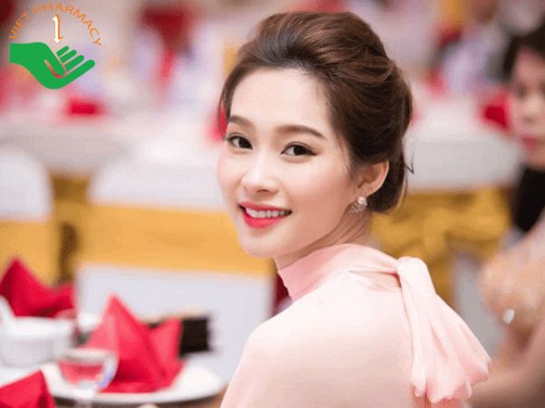 Một chút mái buông lơi được uốn nhẹ sẽ khiến nàng trông thật nổi bật tại bữa tiệc