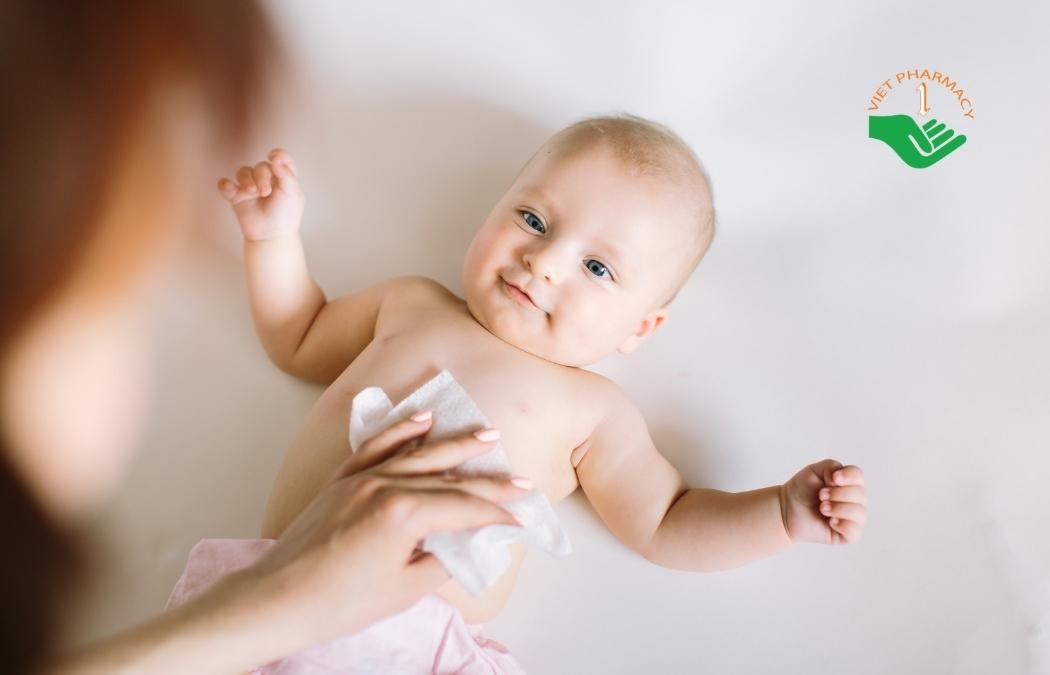 Lau người bằng nước ấm là cách hạ sốt hiệu quả