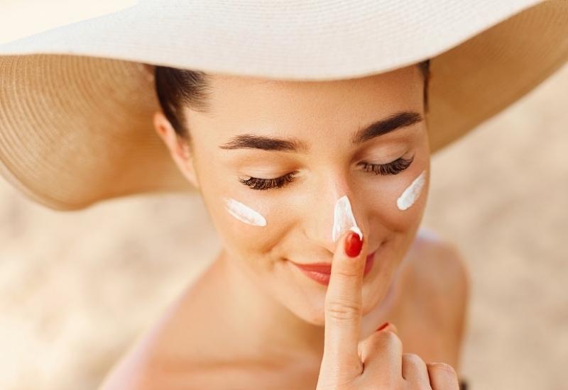 Sử dụng kem chống nắng và che chắn cẩn thận cho da - Lưu ý khi dùng dầu dừa làm trắng da