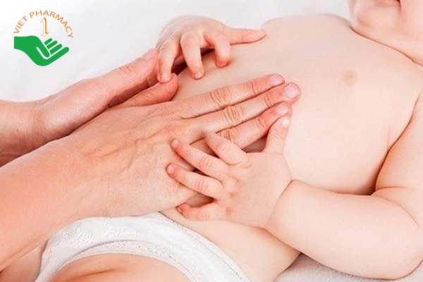 Massage bụng là một biện pháp giúp bé giảm khó chịu khi bị tiêu chảy