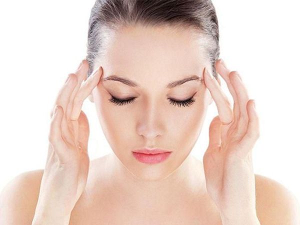 Chữa nghẹt mũi bằng cách massage huyệt thái dương