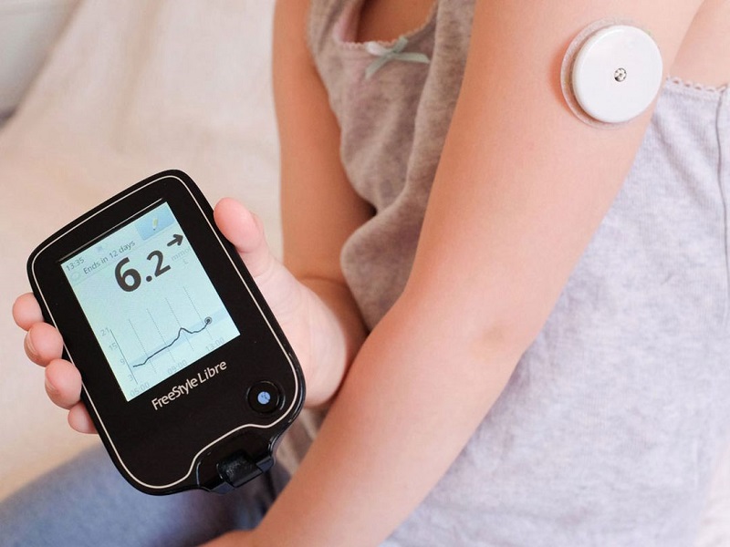 MÁY ĐO ĐƯỜNG HUYẾT ĐEO TAY TIỆN LỢI THEO DÕI CHỈ SỐ GLUCOSE LIÊN TỤC