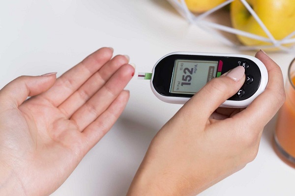 MÁY ĐO ĐƯỜNG HUYẾT OMRON KHÔNG CẦN LẤY MÁU TIỆN LỢI VÀ ÍT XÂM LẤN