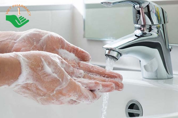 Mẹ nên rửa tay thường xuyên trước khi tiếp xúc với đồ dùng của bé hoặc chăm sóc bé