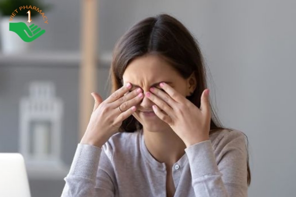 Cát, bụi trong không khí rơi vào mắt khiến mắt bạn bị ngứa