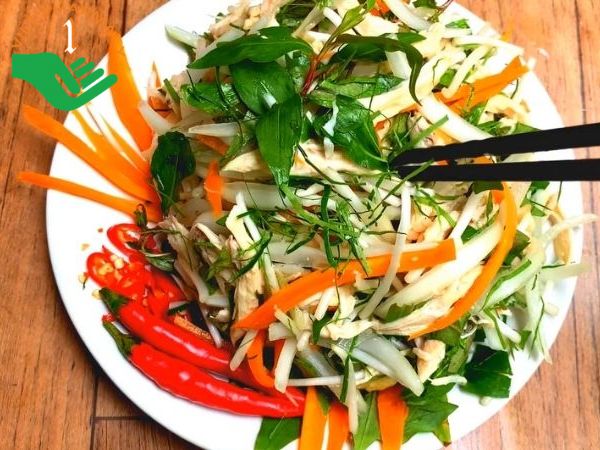 Nộm ức gà rau thơm là món ăn giảm cân hấp dẫn