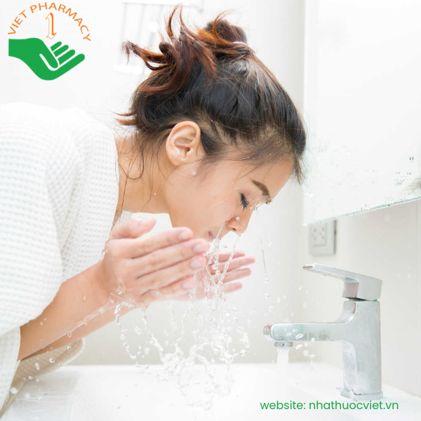 Nên vệ sinh da sạch trước khi dùng gel chấm mụn