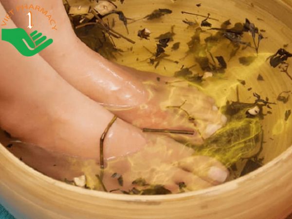 Ngâm chân trị suy giãn tĩnh mạch bạn nên ngâm bằng nước lạnh dưới 10 độ C để đạt hiệu quả cao