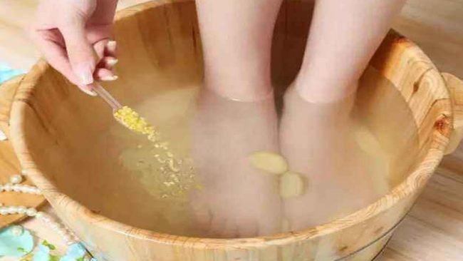 Ngâm chân với gừng tươi chống mất ngủ