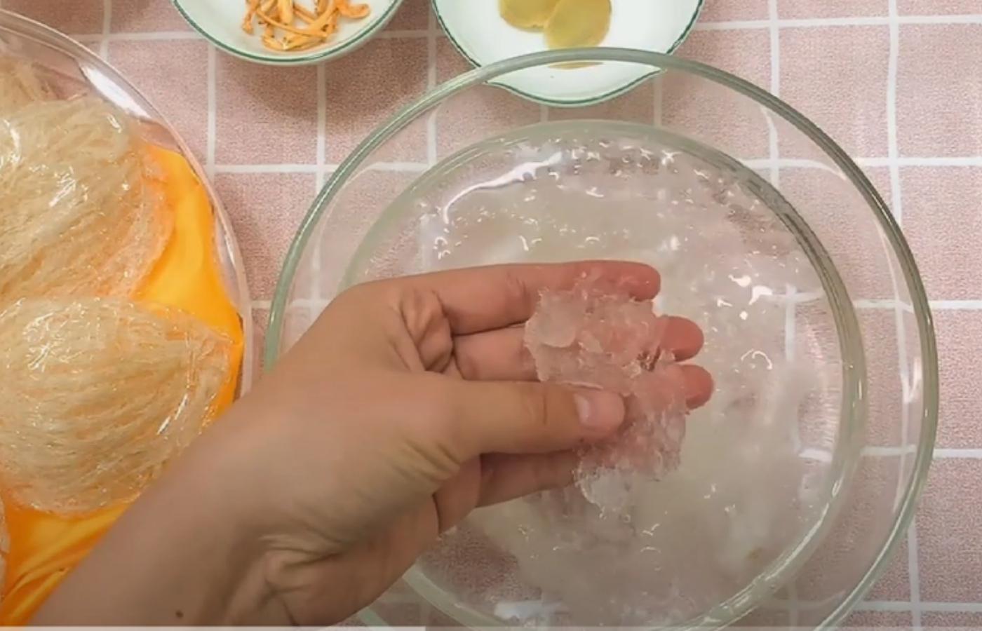 Ngâm yến đến khi nở hoàn toàn trước khi nấu