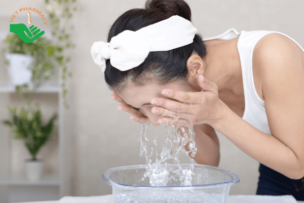 Rửa mặt thường xuyên để phòng tránh mụn trứng cá đỏ