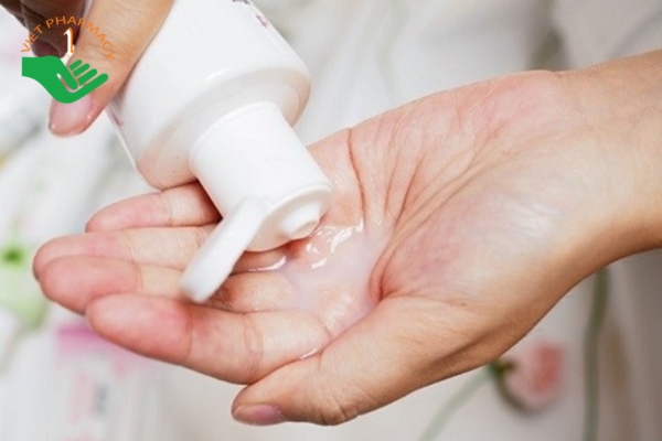 Sử dụng dung dịch tẩy rửa vùng kín nhẹ dịu để tránh gây kích ứng