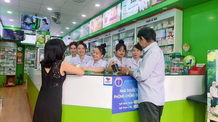 Đội ngũ dược sĩ hỗ trợ tư vấn khách hàng lựa chọn sản phẩm