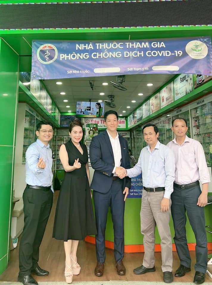 Chụp hình với Mr.Danell Oh giám đốc Pfizer Châu Á