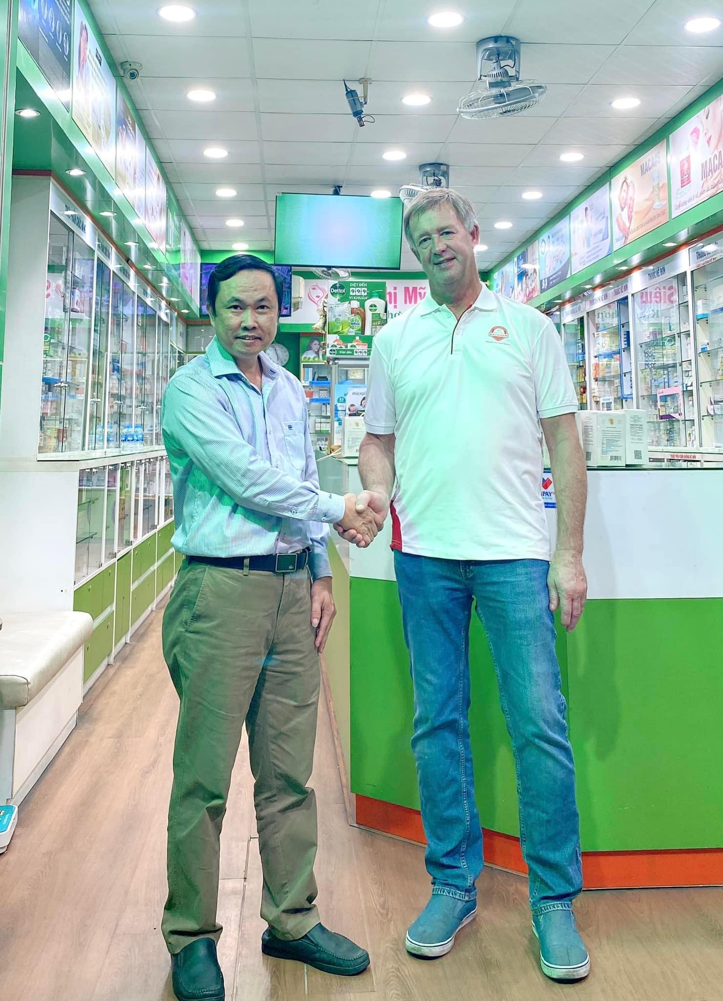 Chụp hình với Ông Kirk BaumanN, chủ tịch hãng sâm lớn nhất Hoa Kỳ