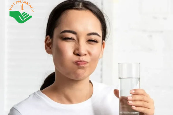 Nên súc miệng bằng nước thường