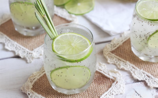 Uống nước chanh hạt chia trước khi ngủ giúp giảm cân hiệu quả