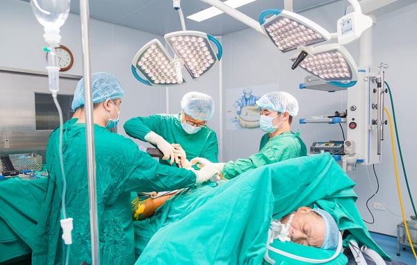 phau-thuat-thay-khop-hang