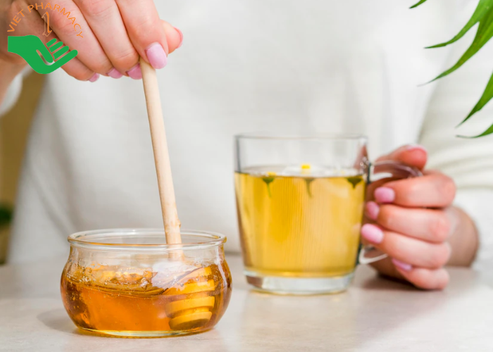 Sử dụng mật ong pha nước ấm
