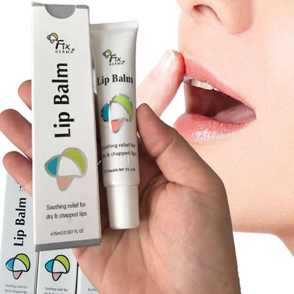 Sử dụng một lượng Lip Balm Fixderma vừa đủ để giúp môi mềm mại hơn.
