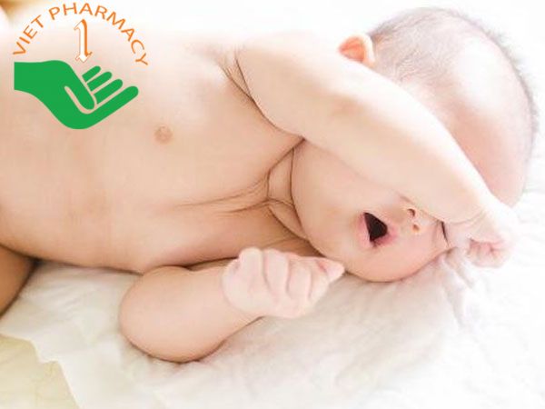 Tư thế ngủ không đúng cũng khiến bé hay rặn è è khi ngủ