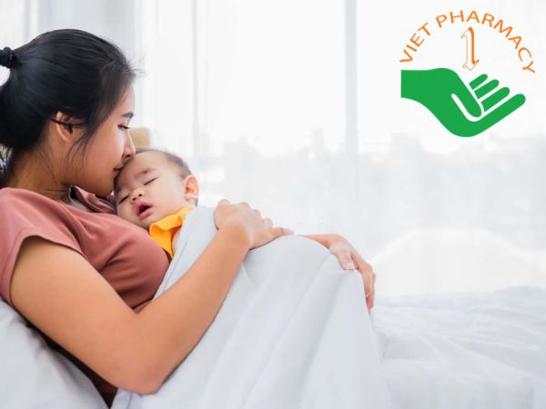 Cái ôm nhẹ nhàng của mẹ sẽ giúp con thấy an toàn và ngủ ngon hơn