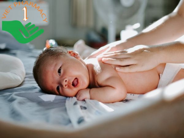 Tắm nắng cũng là cách giúp tăng cường hấp thu canxi cho cơ thể, hạn chế tình trạng rặn è è khi ngủ