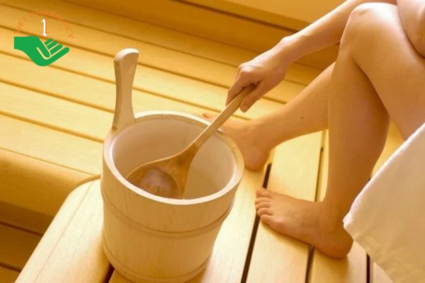 Tắm với nước muối loãng khoảng 10-15 phút giúp giảm ngứa vùng kín hiệu quả