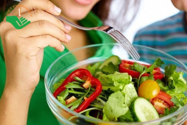 Ăn nhiều rau xanh, trái cây giúp phân mềm và dễ dàng bài tiết
