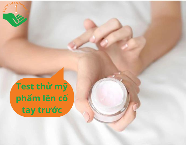 Nên test thử dị ứng mỹ phẩm lên cổ tay trước