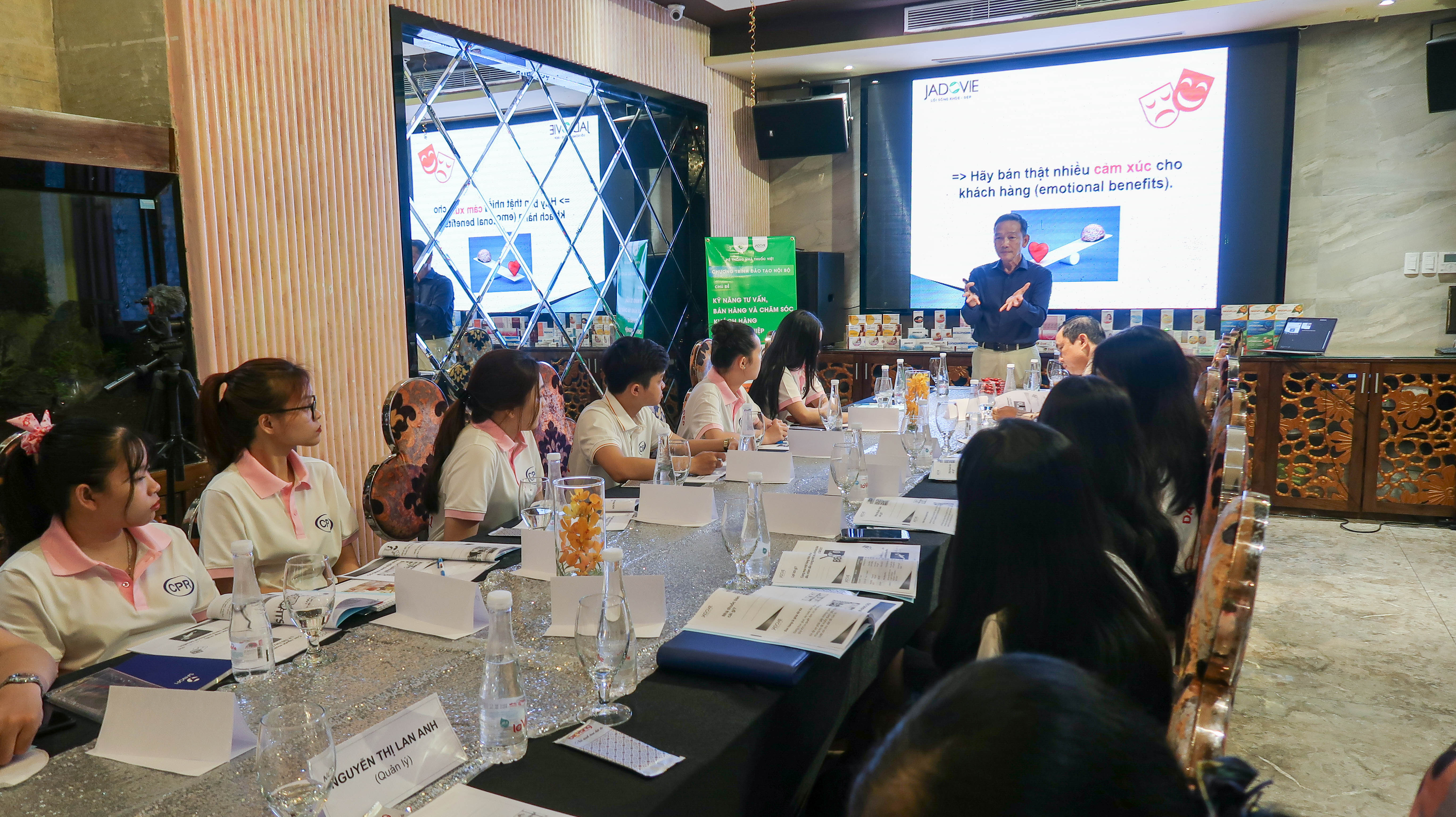 Ths.Phạm Tâm Hoàng trong sự kiện đào tạo nội bộ Nhà thuốc Việt