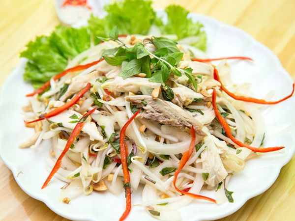 Nộm ức gà là món ăn không thể thiếu trong thực đơn giảm cân trong 1 tuần