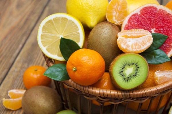 Vitamin C có vai trò quan trọng trong quá trình sản xuất collagen