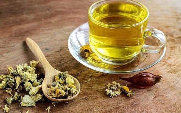 Sử dụng hoa cúc với mật ong có thể giúp cải thiện triệu chứng trào ngược dạ dày và làm dịu tổn thương niêm mạc