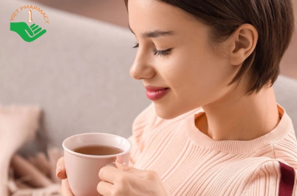Thưởng thức một tách trà nấm linh chi giải khát, bồi bổ sức khỏe