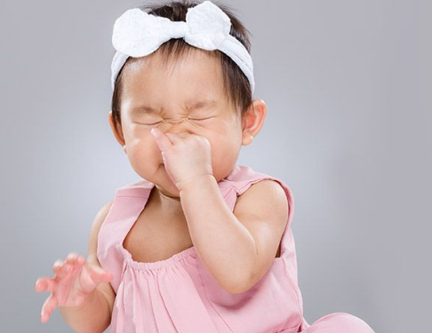 Trẻ bị nghẹt mũi nhưng không chảy nước mũi do nhiều nguyên nhân gây ra