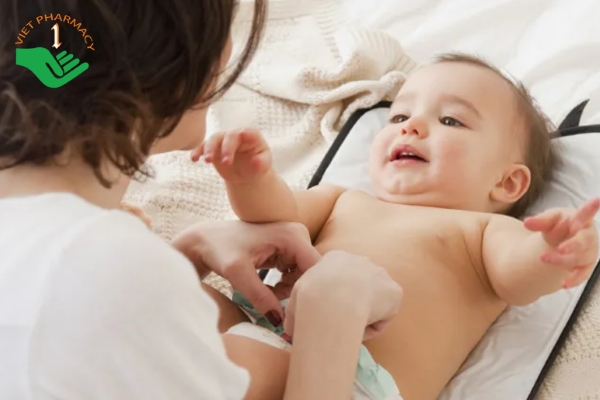 Khi bé bị sốt tay chân lạnh, mẹ không quấn chăn quá nhiều hoặc mặc quá nhiều lớp quần áo