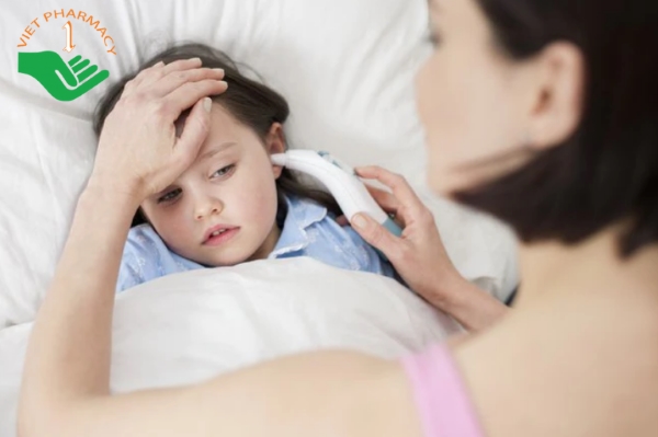 Trẻ bị sốt tay chân lạnh kéo dài có nguy hiểm không?