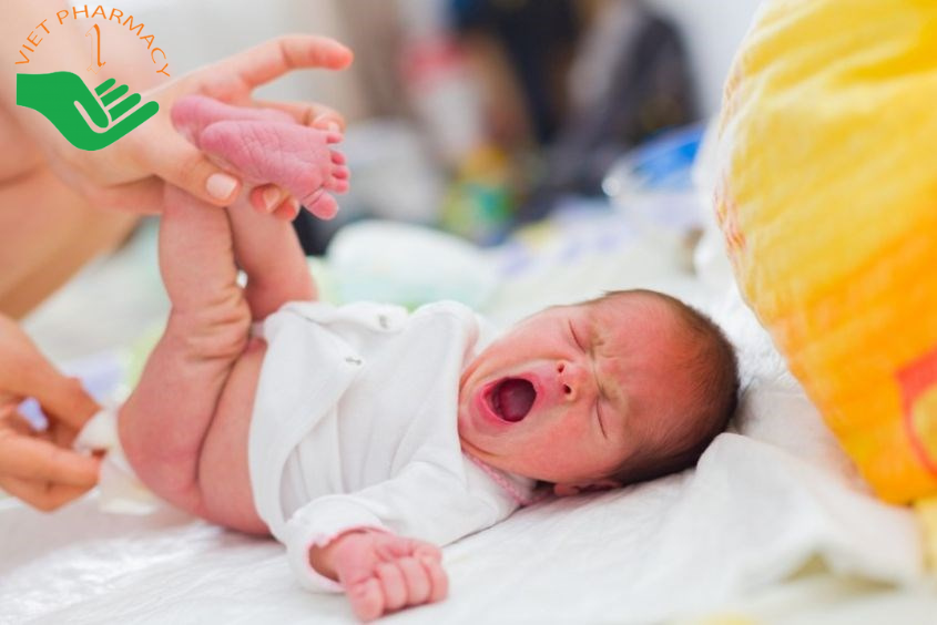 Trẻ chưa tiêu hóa hết thức ăn khiến phân có mùi chua và nhầy