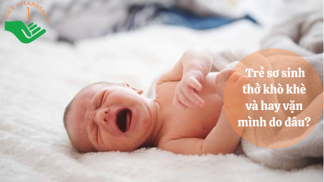 Trẻ sơ sinh thở khò khè và hay vặn mình do nhiều nguyên nhân