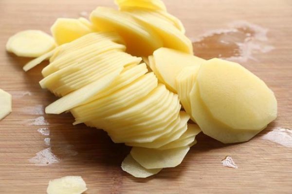 Trị thâm nách bằng khoai tây