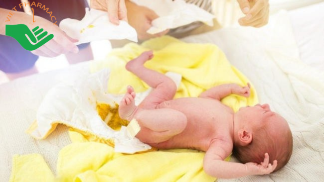 Triệu chứng trẻ sơ sinh đi ngoài có mùi chua và nhầy