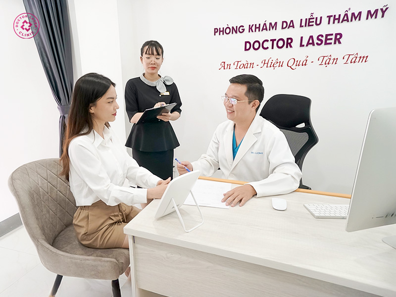 Khách hàng nhận được sự tư vấn tận tình từ Bác sĩ