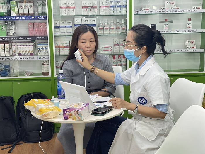 bác sĩ soi da và tư vấn