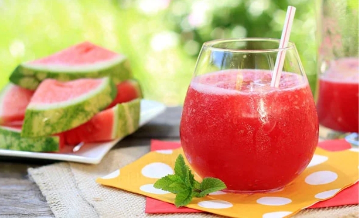 Nước ép dưa hấu giúp thanh nhiệt và giải rượu hiệu quả