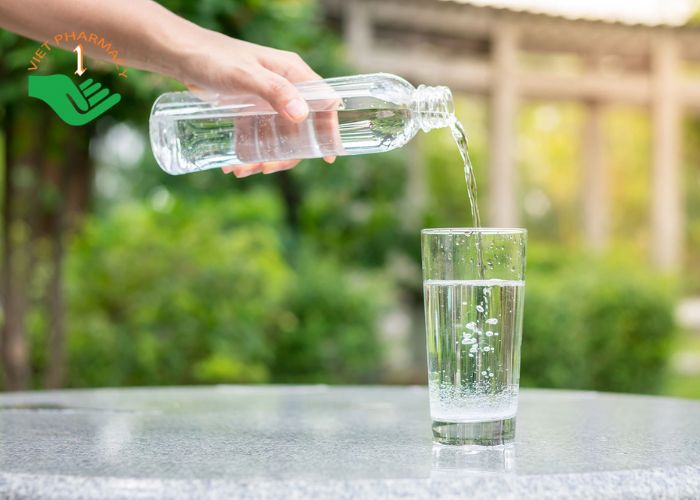 Uống nước trước bữa ăn giúp giảm tiêu thụ calo