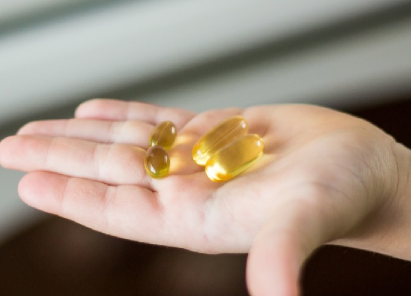 Uống tinh dầu hoa anh thảo và vitamin E chung có tốt không?