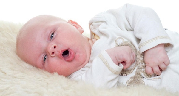 Trẻ bị viêm tiểu phế quản có triệu chứng giống cảm lạnh như nghẹt mũi, ho và sổ mũi